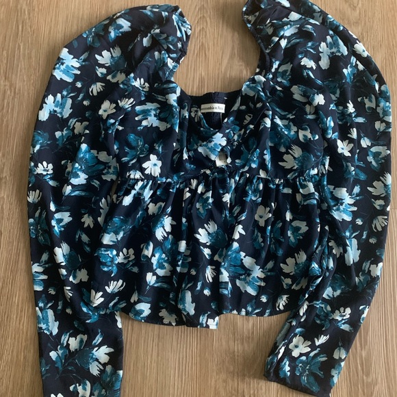 Abercrombie & Fitch black & blue floral smocked babydoll cropped blouse - Picture 2 of 4